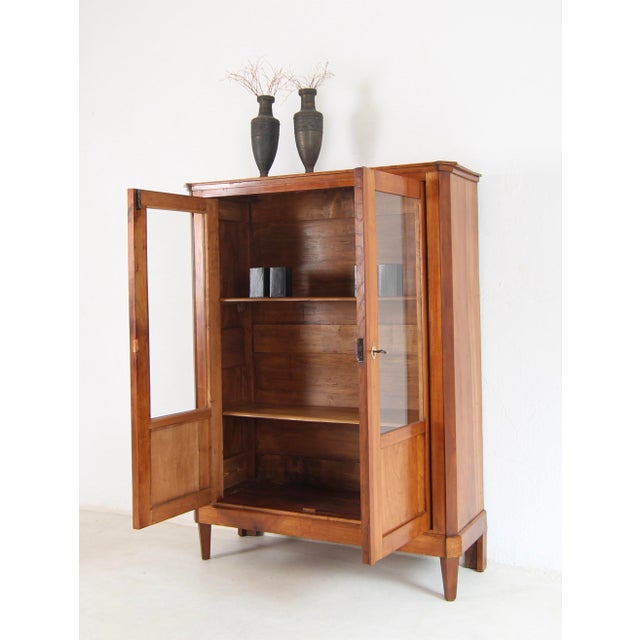 19th Century Biedermeier Display Cabinet in Cherrywood For Sale - Image 6 of 18