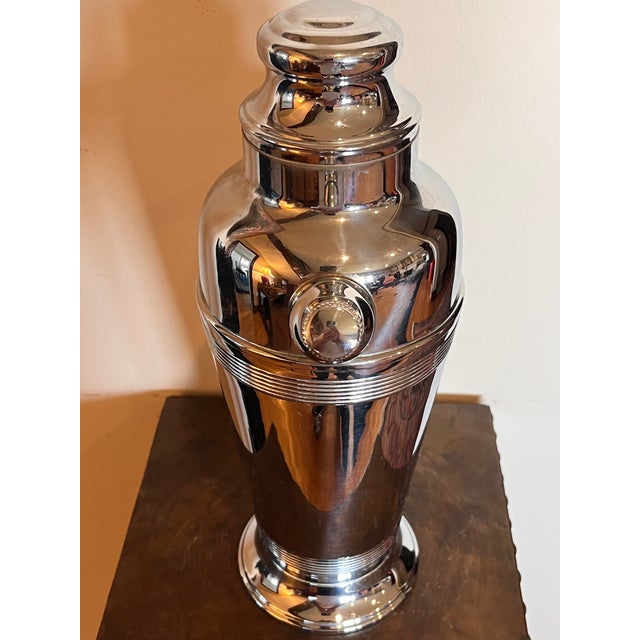 Elevate your home bar with this exceptional vintage Art Deco cocktail shaker featuring a striking cherry red Bakelite...