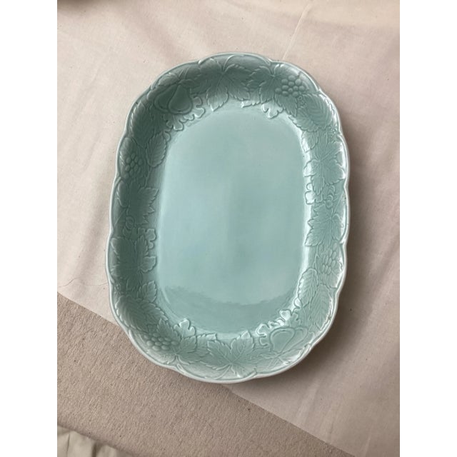 This casserole dish features and embossed fruit and leaf pattern from the NIKKO Woodberry green collection, giving in a...