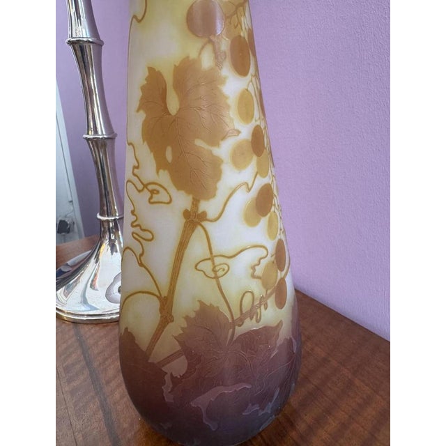 An elegant, signed Gallé vase made of multi-layered cameo glass. The finely etched vine leaf and tendril decoration in...