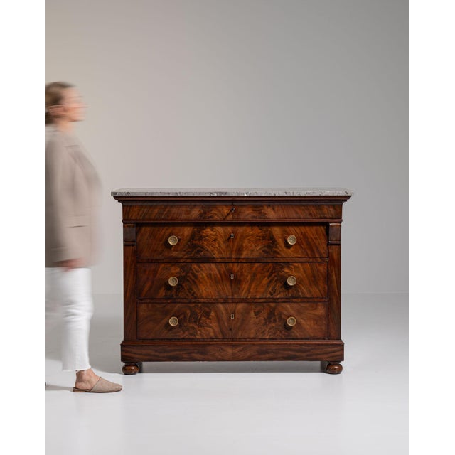 19th Century France Rich Mahogany Flame Mahogany Chest Of Drawers For Sale - Image 10 of 10