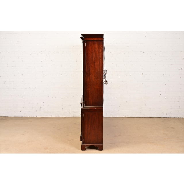 Kindel Furniture Georgian Carved Mahogany Lighted Breakfront Bookcase Cabinet For Sale - Image 10 of 12