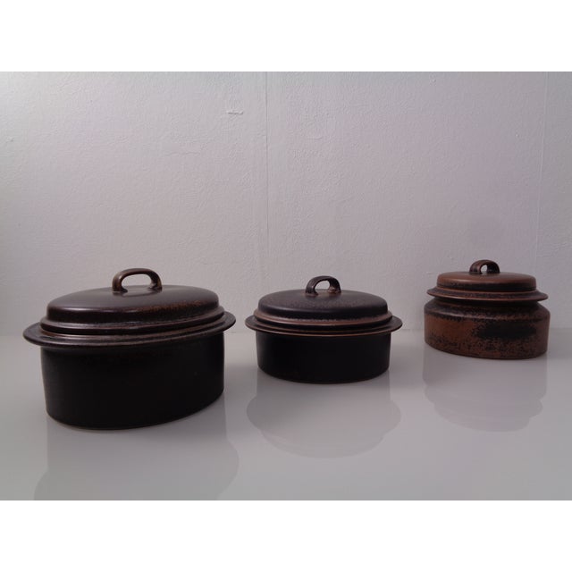 Three bowls / soup pots or tureens with lids by Ulla Procope for Arabia. Ruska model from the 1960s. Heights: 14 / 16 / 17...