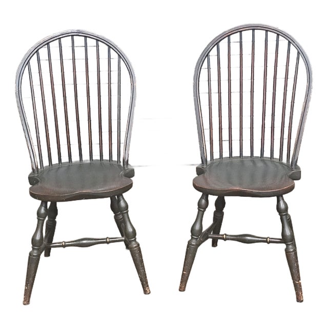 Pair of Late 20th Century David T Smith Bow Back Windsor Chairs Dark Green Finish Ohio Bench Made For Sale