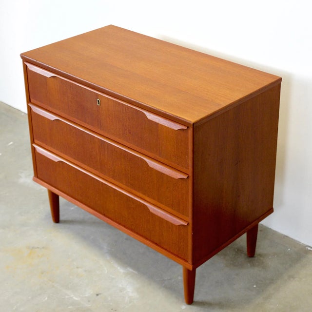 Mid-Century Modern Danish Teak 3 Drawer Dresser / Chest of Drawers / Nightstand For Sale - Image 3 of 9