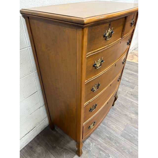Traditional Antique American Federal Bowfront Chest of Drawers For Sale - Image 3 of 14