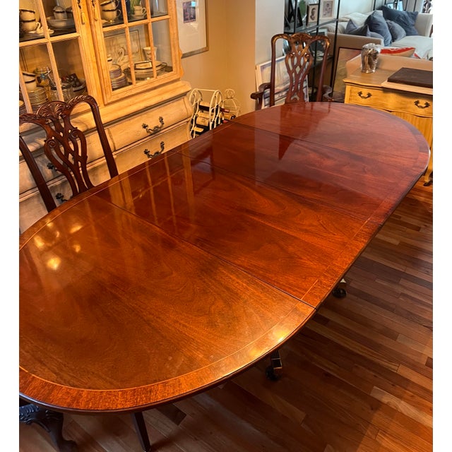 Wood 1980s Baker Furniture Historic Charleston Georgian Banded Mahogany Pedestal Dining Table For Sale - Image 7 of 12