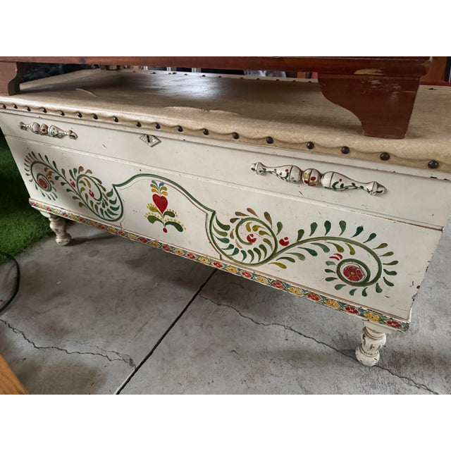 Traditional Rosemaling / Bauernmalerei: The symmetry of the scrolls, floral patterns, and the distinct central red heart...
