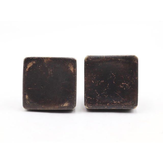 Modern style cabinet or drawer knobs made of brass with an oil rubbed bronze finish. Mounting screws are included. Good...