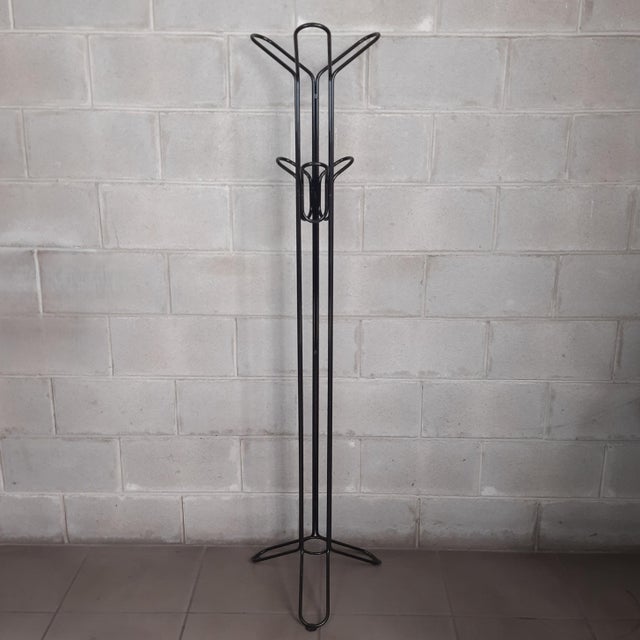 Particular vintage floor coat hanger, handcrafted in shiny black painted metal, with a particular one-of-a-kind design,...