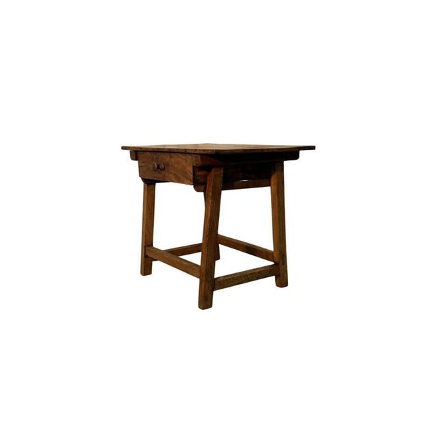 This antique walnut coffee table dating back to the 19th century is a rustic piece with a genuine character, distinguished...