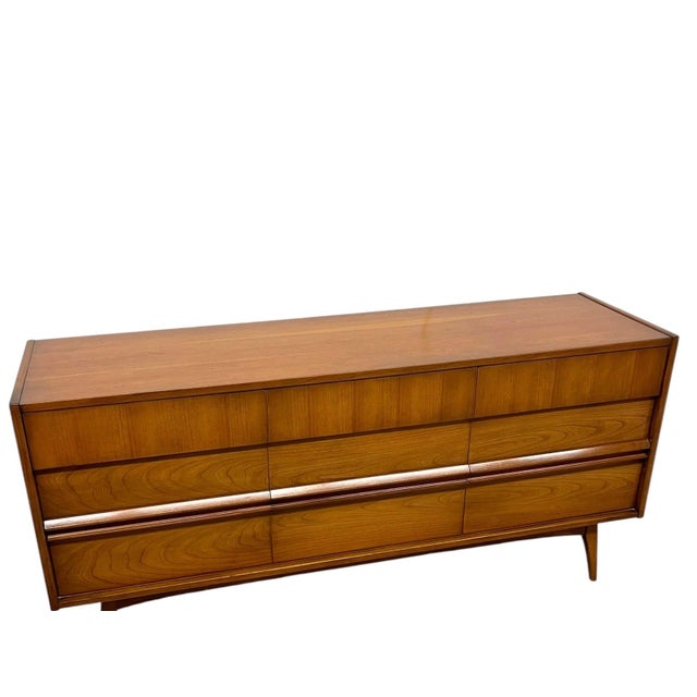 1970s Vintage Mid-Century Modern Matching Dresser Set - 9-Drawer Low Dresser & Highboy With Sculpted Integrated Pulls and Dovetail Drawers, 2 Pieces For Sale - Image 5 of 11