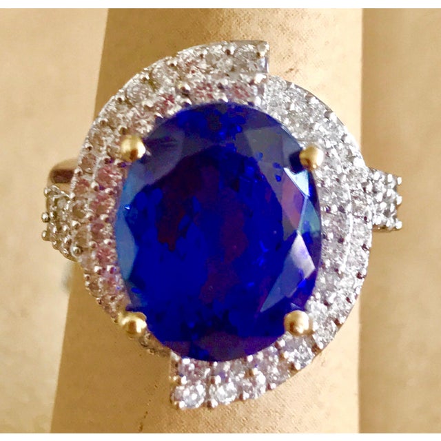 2020s 8.5 Carat Oval Tanzanite and 2 Carat Diamond Ring 18 Karat White Gold, Estate, Size 3 For Sale - Image 5 of 8