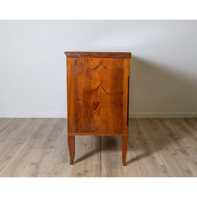 Antique Directoire period chest of drawers in walnut - Italy 18th century For Sale - Image 9 of 10