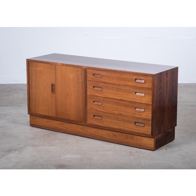 1960s Rosewood Display Cabinet attributed to Poul Hundevad, Denmark, 1960s For Sale - Image 5 of 12
