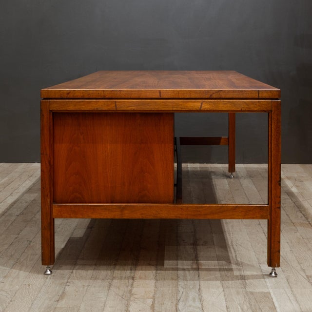 Wood Mid-Century Walnut Executive Desk by Jens Risom for Jen Risom Designs c.1950 For Sale - Image 7 of 13
