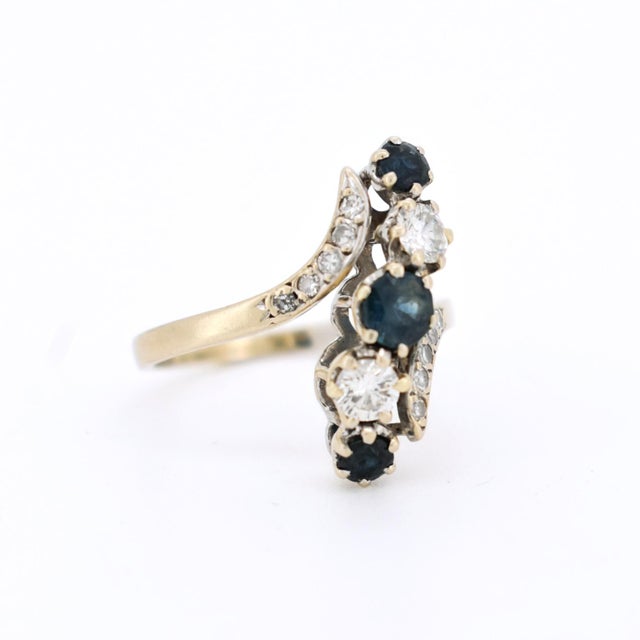 Mid-Century Modern Vintage 18-Carat Gold Ring, Sapphire and Diamonds - Circa 1960 For Sale - Image 3 of 6