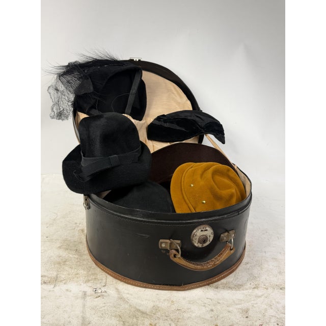 Antique Hat Box in Lined Cardboard and Leather, Late 19th Century For Sale - Image 16 of 16