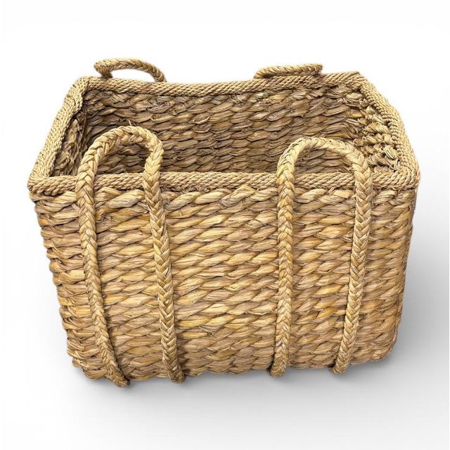 Mid-Century Modern A Large Rectangular Woven Seagrass Rush Vintage Storage / Log Basket With Braided Handles. For Sale - Image 3 of 4
