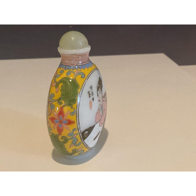 Early 20th Century Famille Rose Porcelain Snuff Bottle With Gu Yue Xuan Mark — Hand‑Painted Qing‑Style Decoration For Sale - Image 5 of 13