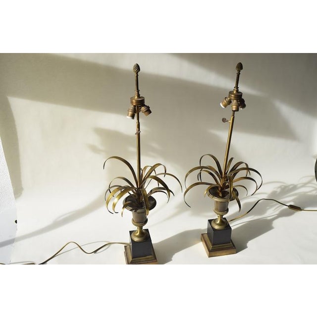Vintage Maison Charles Brass Palm Table Lamps, French Mid-Century Hollywood Regency Pair, "Vase Roseaux" Design, 1950s For Sale - Image 6 of 10