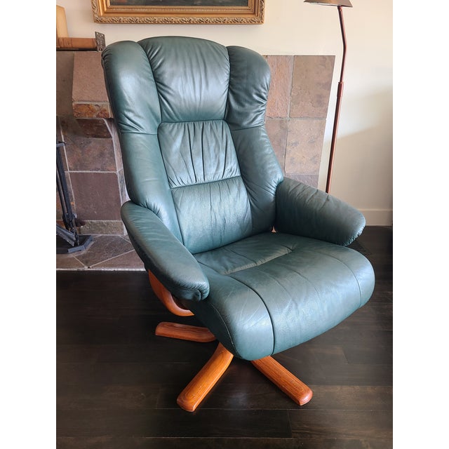 Beautiful reclining bentwood lounge chair by Hjellegjerde Møbler. Made in Norway. High quality leather in a dark green-...