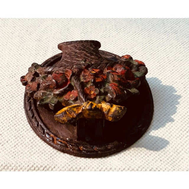1900 - 1909 Hubley Cast Iron Floral Basket Door Knocker - American Victorian For Sale - Image 5 of 12