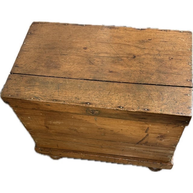 1860s English Pine Antique Ice Box With Zinc-Lined Interior on Turned Legs For Sale - Image 16 of 17