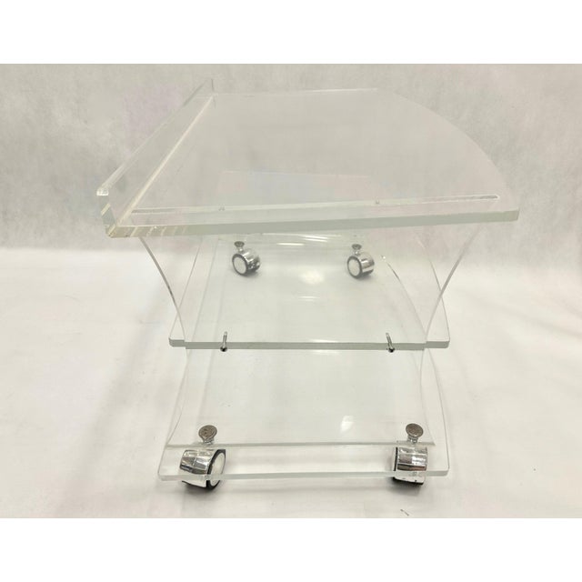 Mid-Century Clear Acrylic Glass Shelf Unit TV Stand on Castors, 1970s, in Very Good conditions. Designed 1970 to 1979
