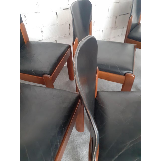 Six Bernini-designed chairs in solid wood and leather. The seat and backrest are free of major defects. The leather is...