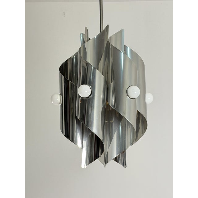 Six-light chandelier in the style of Reggiani, 1970s Made of chromed metal, 95 cm high, approximately 40 cm in diameter....
