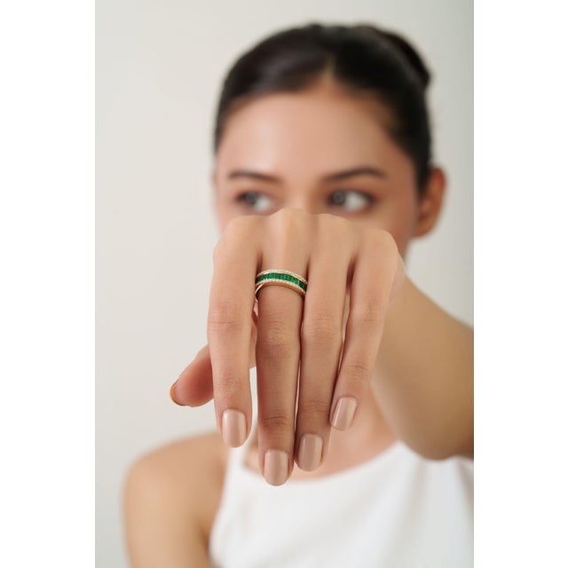 Art Deco 1ct Emerald & Diamond Eternity Band Art Deco Ring in 14k Gold Size 6 For Sale - Image 3 of 16