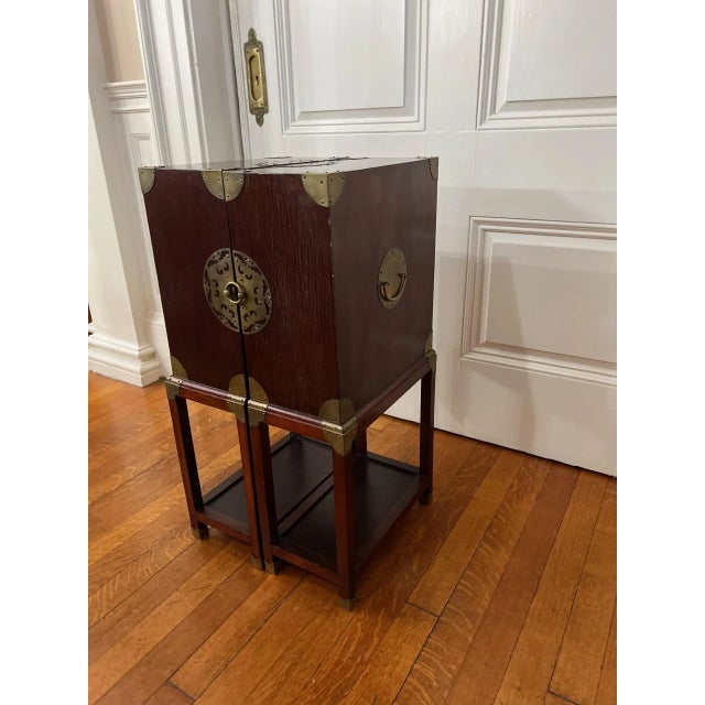 I personal mini bar that stores 6 bottles of spirits. There's a label in each compartment (Bourbon, Gin, Vodka, Rum,...