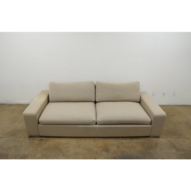 This contemporary Minotti sofa is an exceptional example of high-end Italian design, pairing a low architectural profile...