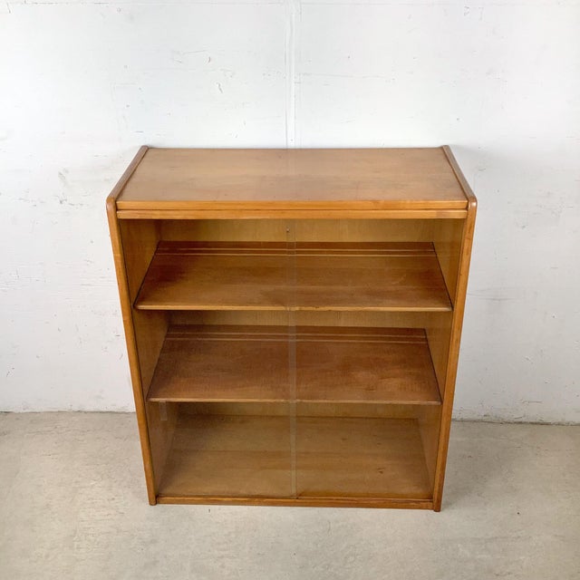 Heywood-Wakefield Vintage Mid-Century Sliding Glass Door Display Shelf For Sale - Image 4 of 12