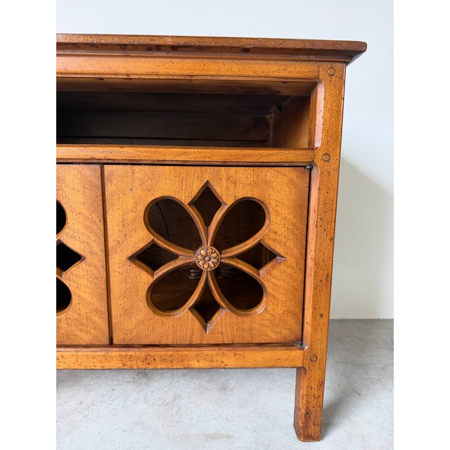 1970s Vintage Henredon Pierced Carved Double-Door Nightstand / Bedside Cabinet For Sale - Image 9 of 12