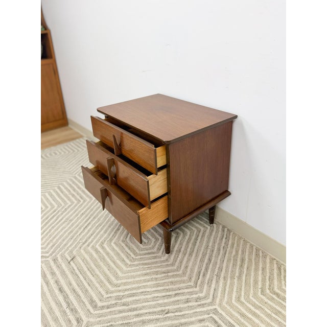 Wood United Furniture MCM Nightstand Intricate Wood Pulls Vintage Bedside Table For Sale - Image 7 of 10