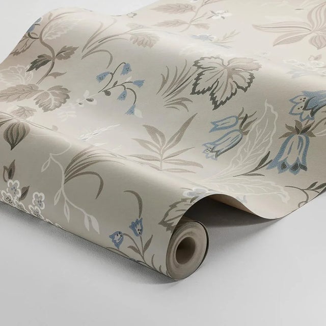 Featuring dainty forget-me-nots and beautiful bell-shaped blooms interspersed with lush variegated leaves of different...