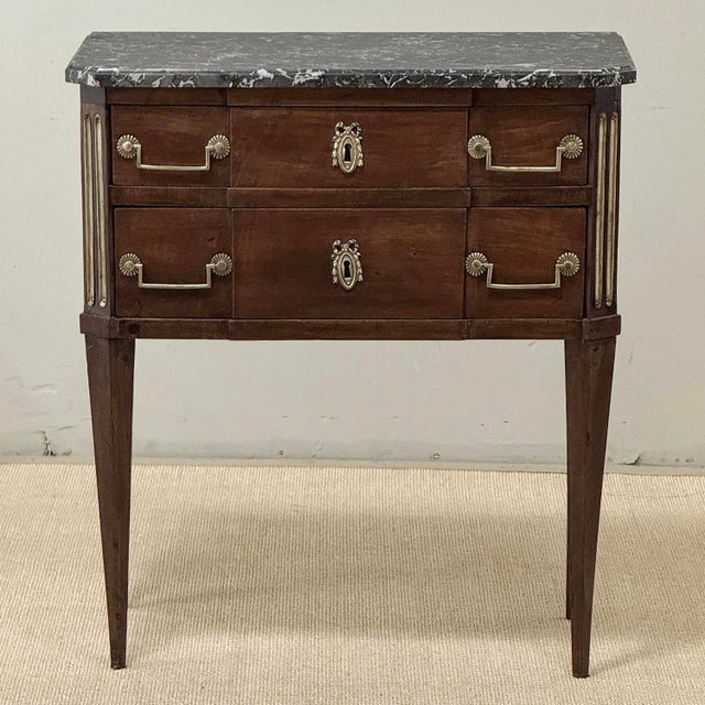 19th Century French Louis XVI Directoire Mahogany Marble Top Commode With Brass Accents For Sale In Dallas - Image 6 of 18