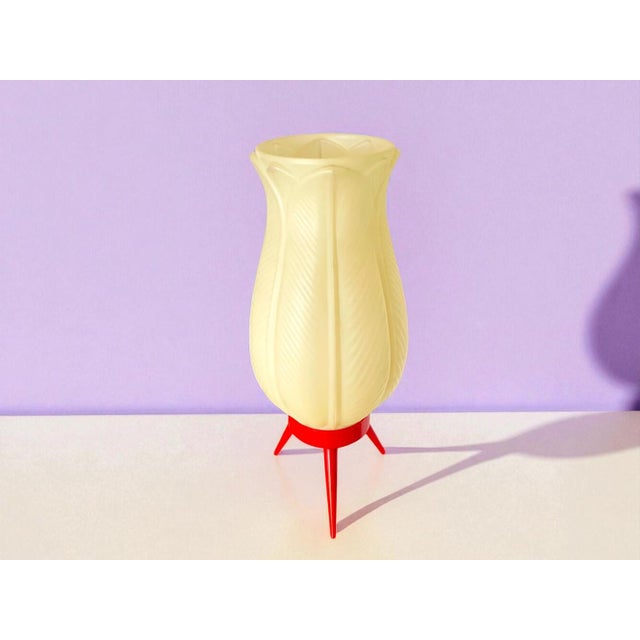 1960s Atomic Space Age Tulip Shaped Acrylic Red Tripod Table Lamp by Hercules, 1960s For Sale - Image 5 of 9