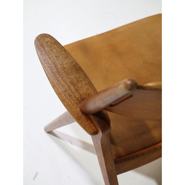 CH28 Lounge Chair in Oak and Cognac Leather by Hans J. Wegner, Denmark, 1950s For Sale - Image 9 of 17