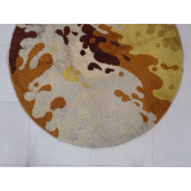 Space Age Round Long Wool Rug, 1970s, in Good conditions. Designed 1960 to 1969