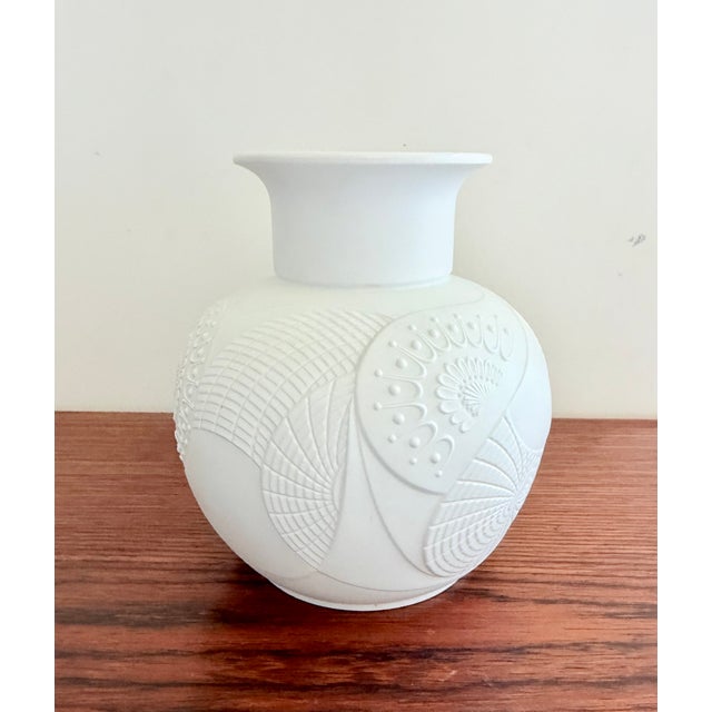 German Vase in Porcelain Biscuit from AK Kaiser, 1970s For Sale - Image 9 of 9