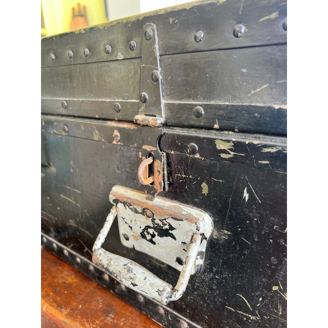 Metal Mid-Century Modern Industrial Us Military Footlocker Trunk With Original Insert Tray For Sale - Image 7 of 12