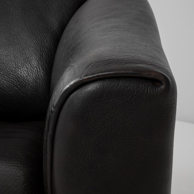 A masterclass in Swiss craftsmanship, this 1970s DS-47 sofa by De Sede showcases the brands signature commitment to...