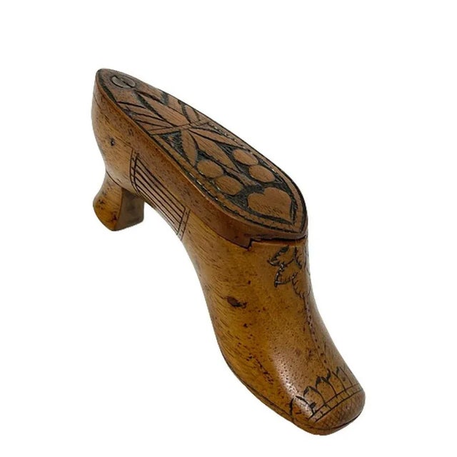 Dutch early 19th century wooden shoe shaped snuff box An early 19th century wooden hand carved snuff box The lid slides...