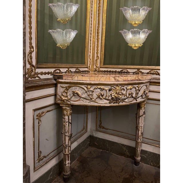 Luxurious set Four sconces in Murano glass with gold inclusions. To complete a modern atmosphere with refined taste....