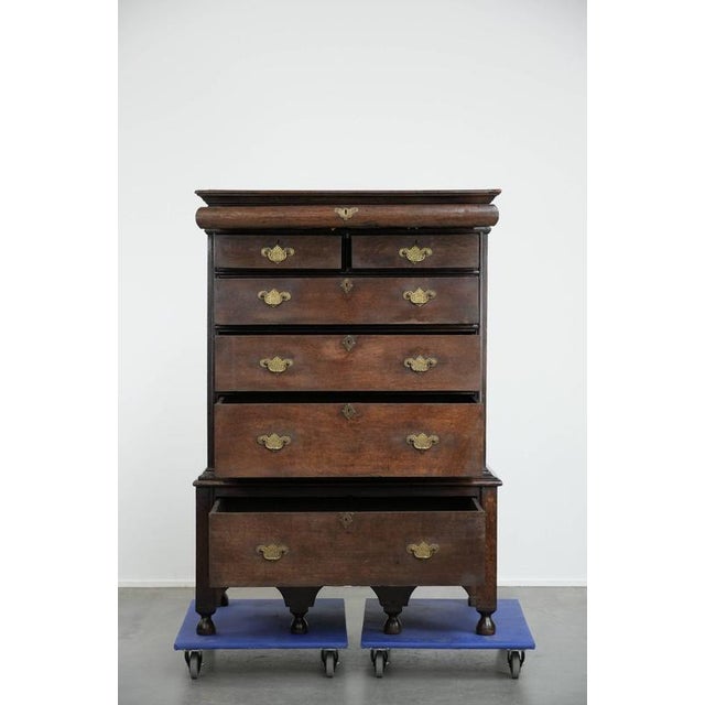 Offered by Thijs: this beautiful and unique English antique chest of drawers/chest-on-stand from the early 18th century...