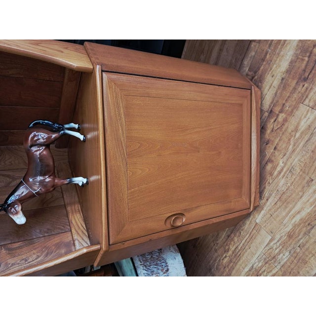 Mid-Century Windsor Corner Display in Elm by Lucian Ercolani for Ercol, 1980s For Sale - Image 12 of 18