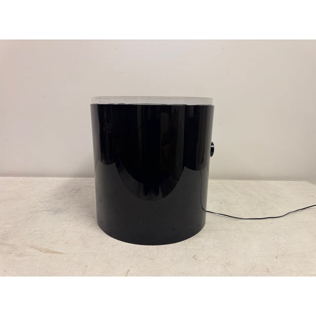 This illuminated drum table by Karl Springer exemplifies the designer’s bold, glamorous modernism of the 1970s–1980s. The...